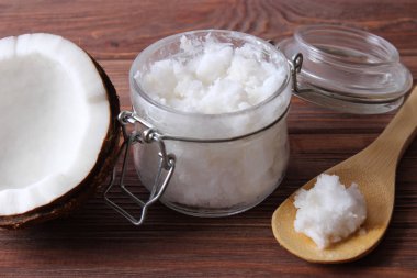 Ahşap arka planda hindistan cevizi ve hindistan cevizi yağı..