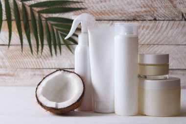 Tropikal yaprak, kozmetik ürünler ve hindistan cevizi. Saç, deri ya da vücut ürünleri.