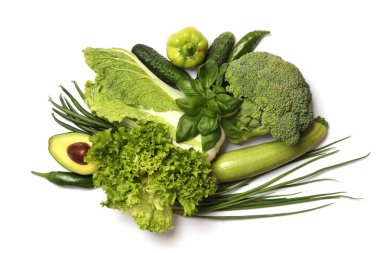 Beyaz arka planda izole edilmiş taze sebzeler. Sağlıklı beslenme, beslenme, veganlık.