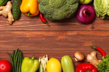 Ahşap masa manzaralı farklı taze sebzeler. Düzgün ve sağlıklı yiyecekler, diyet, vejetaryen. Yemek pişirme, sebze yemekleri. düz yat