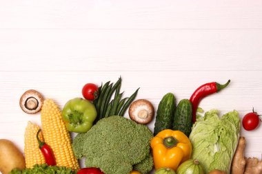 Ahşap masa manzaralı farklı taze sebzeler. Düzgün ve sağlıklı yiyecekler, diyet, vejetaryen. Yemek pişirme, sebze yemekleri. düz yat