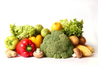 Beyaz arka planda izole edilmiş taze sebzeler. Sağlıklı beslenme, beslenme, veganlık.