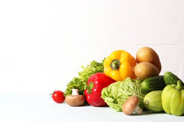 Ahşap masa manzaralı farklı taze sebzeler. Düzgün ve sağlıklı yiyecekler, diyet, vejetaryen. Yemek pişirme, sebze yemekleri. düz yat