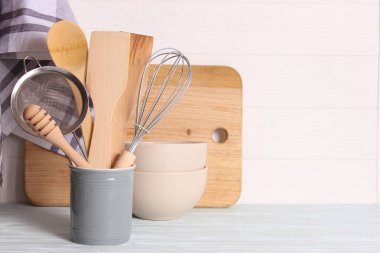 Ahşap arka planda mutfak aletleri var. Yemek pişirme aletleri.