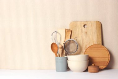 Ahşap arka planda mutfak aletleri var. Yemek pişirme aletleri.