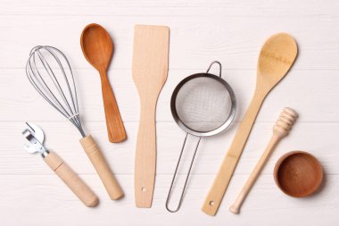 Açık arkaplan manzaralı farklı mutfak malzemeleri. Yemek pişirme aletleri. düz yat 