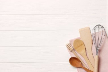 Mutfak aletleri ahşap masanın üstünde. Yemek pişirmeye yarayan aygıtlar. Metin eklenecek yer