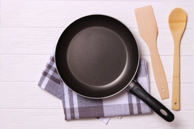 Kızartma tavası ve ahşap masa manzarası. Yemek pişirme.