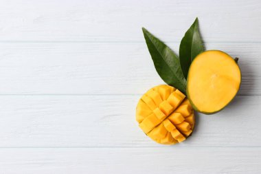 Tahta arka planda taze tropikal mango meyvesi manzarası.