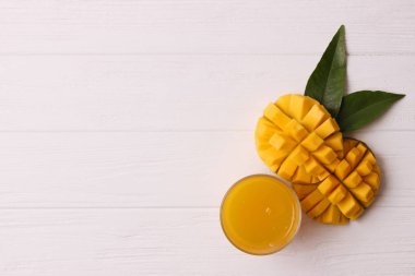 Bardakta mango suyu ve mango meyvesi.