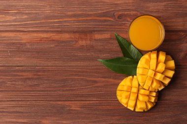 Bardakta mango suyu ve mango meyvesi.