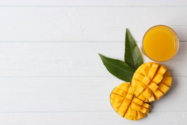 Bardakta mango suyu ve mango meyvesi.