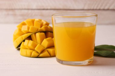 Bardakta mango suyu ve mango meyvesi.