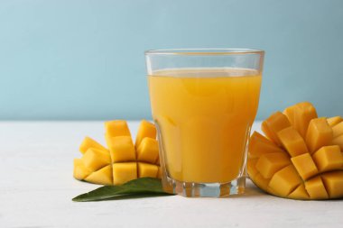 Bardakta mango suyu ve mango meyvesi.