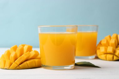 Bardakta mango suyu ve mango meyvesi.