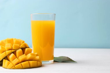 Bardakta mango suyu ve mango meyvesi.