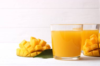 Bardakta mango suyu ve mango meyvesi.