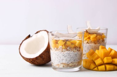 Mangolu chia pudingi, hindistan cevizi ve granola. Düzgün beslenme, süper yemek. Sağlıklı kahvaltı, tatlı..