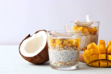 Mangolu chia pudingi, hindistan cevizi ve granola. Düzgün beslenme, süper yemek. Sağlıklı kahvaltı, tatlı..