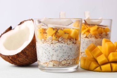 Mangolu chia pudingi, hindistan cevizi ve granola. Düzgün beslenme, süper yemek. Sağlıklı kahvaltı, tatlı..