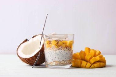 Mangolu chia pudingi, hindistan cevizi ve granola. Düzgün beslenme, süper yemek. Sağlıklı kahvaltı, tatlı..