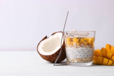 Mangolu chia pudingi, hindistan cevizi ve granola. Düzgün beslenme, süper yemek. Sağlıklı kahvaltı, tatlı..