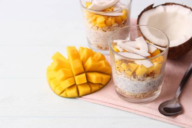 Mangolu chia pudingi, hindistan cevizi ve granola. Düzgün beslenme, süper yemek. Sağlıklı kahvaltı, tatlı..