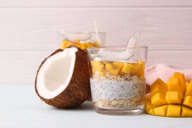 Mangolu chia pudingi, hindistan cevizi ve granola. Düzgün beslenme, süper yemek. Sağlıklı kahvaltı, tatlı..