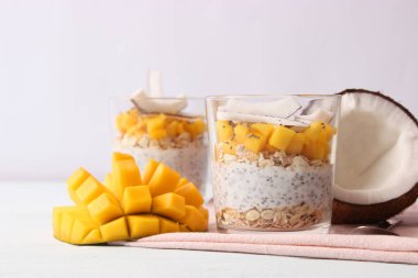 Mangolu chia pudingi, hindistan cevizi ve granola. Düzgün beslenme, süper yemek. Sağlıklı kahvaltı, tatlı..