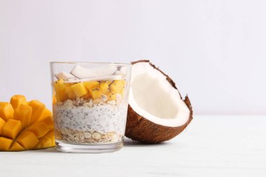 Mangolu chia pudingi, hindistan cevizi ve granola. Düzgün beslenme, süper yemek. Sağlıklı kahvaltı, tatlı..
