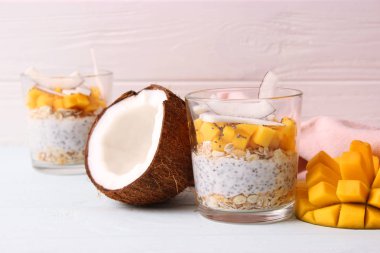 Mangolu chia pudingi, hindistan cevizi ve granola. Düzgün beslenme, süper yemek. Sağlıklı kahvaltı, tatlı..