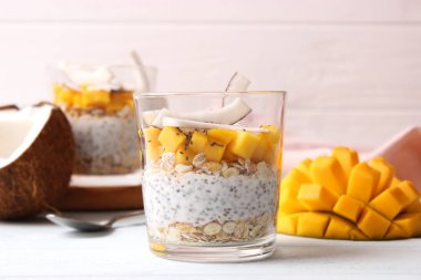 Mangolu chia pudingi, hindistan cevizi ve granola. Düzgün beslenme, süper yemek. Sağlıklı kahvaltı, tatlı..