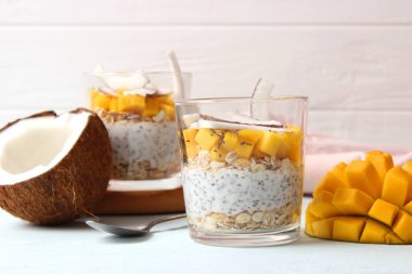 Mangolu chia pudingi, hindistan cevizi ve granola. Düzgün beslenme, süper yemek. Sağlıklı kahvaltı, tatlı..