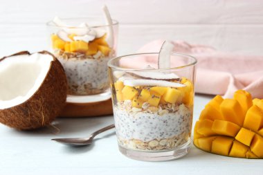 Mangolu chia pudingi, hindistan cevizi ve granola. Düzgün beslenme, süper yemek. Sağlıklı kahvaltı, tatlı..