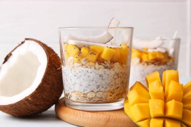 Mangolu chia pudingi, hindistan cevizi ve granola. Düzgün beslenme, süper yemek. Sağlıklı kahvaltı, tatlı..