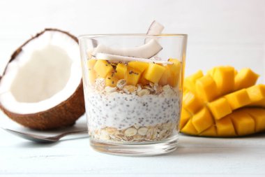 Mangolu chia pudingi, hindistan cevizi ve granola. Düzgün beslenme, süper yemek. Sağlıklı kahvaltı, tatlı..