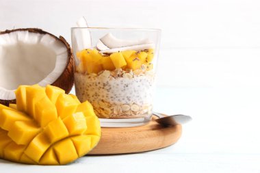 Mangolu chia pudingi, hindistan cevizi ve granola. Düzgün beslenme, süper yemek. Sağlıklı kahvaltı, tatlı..