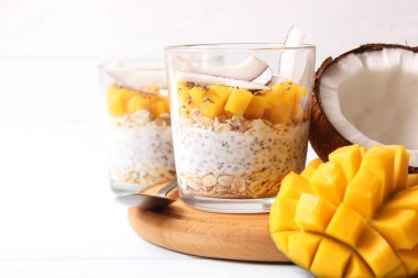 Mangolu chia pudingi, hindistan cevizi ve granola. Düzgün beslenme, süper yemek. Sağlıklı kahvaltı, tatlı..