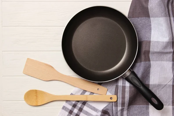 Bratpfanne Und Auf Der Hölzernen Tischplatte Kochen — Stockfoto