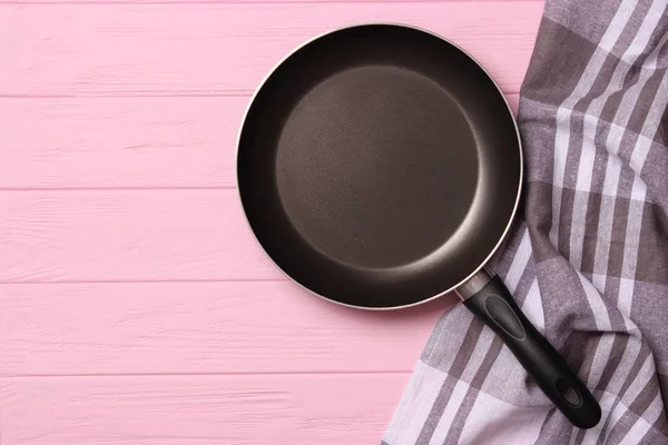 Bratpfanne Und Auf Der Hölzernen Tischplatte Kochen — Stockfoto