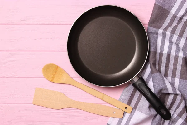 Bratpfanne Und Auf Der Hölzernen Tischplatte Kochen — Stockfoto