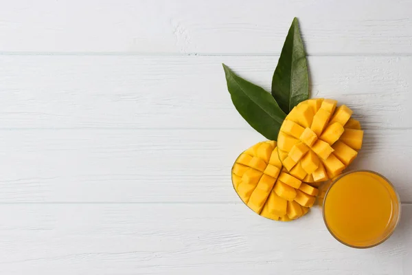 Verse Tropische Mango Fruit Houten Achtergrond Bovenaanzicht — Stockfoto