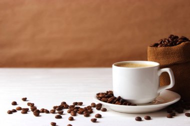 Ahşap arka planda bir fincan aromatik kahve ve kahve çekirdeği. Üst Manzara. Kahve.