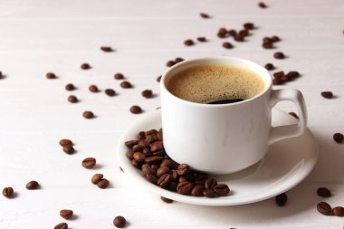 Ahşap arka planda bir fincan aromatik kahve ve kahve çekirdeği. Üst Manzara. Kahve.