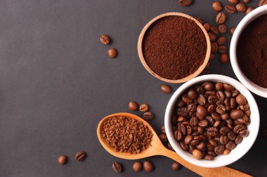 Kahve çekirdekleri ve kahve yakın plan, aromatik kahve, kahve içecekleri.