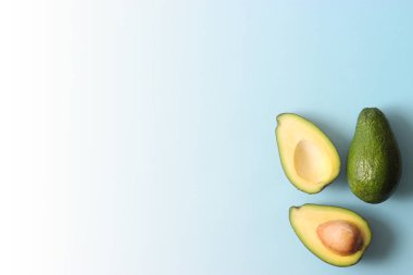 Renkli arka planda Avokado meyvesi.