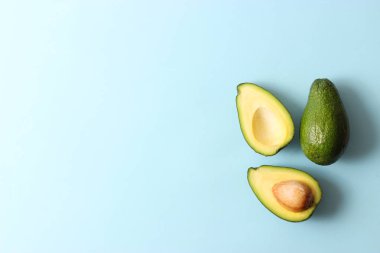Renkli arka planda Avokado meyvesi.