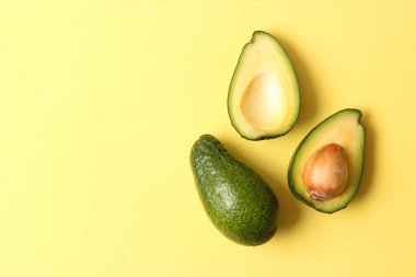 Renkli arka planda Avokado meyvesi.