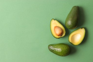 Renkli arka planda Avokado meyvesi.