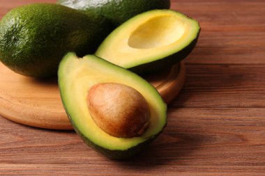 Renkli arka planda Avokado meyvesi.